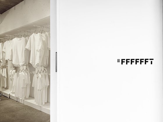 #FFFFFFT의 매장 입구. 제품은 물론, 문부터 벽까지 모두 흰색이다. 사진 시티호퍼스