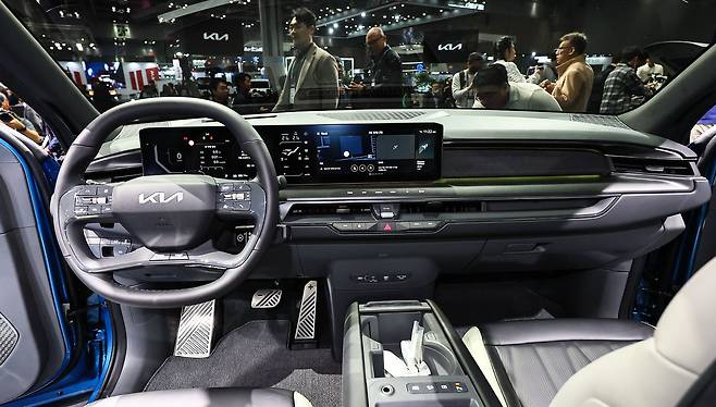 기아차 첫 대형 전기차 SUV EV9의 내부가 공개되고 있다.