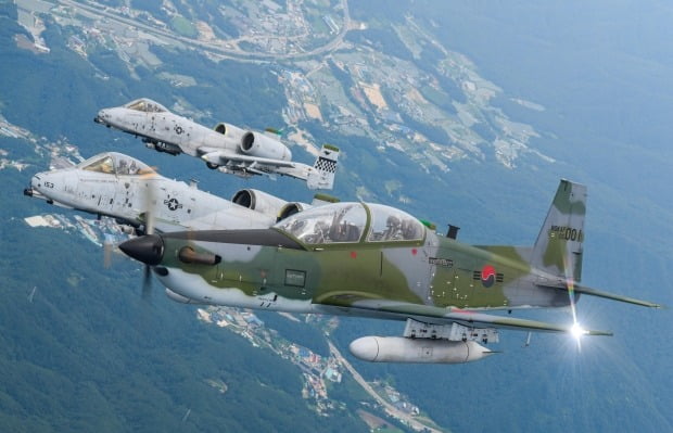 공군 KA-1(오른쪽)이 미국 A-10 2대와 연합 편대비행을 실시하는 모습. 사진=공군