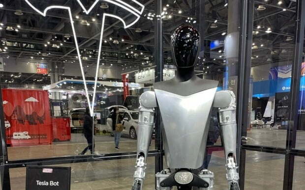 2023 서울모빌리티쇼에 30일 국내 최초 공개된 테슬라의 인간형 로봇 '옵티머스'  /사진=백수전 기자