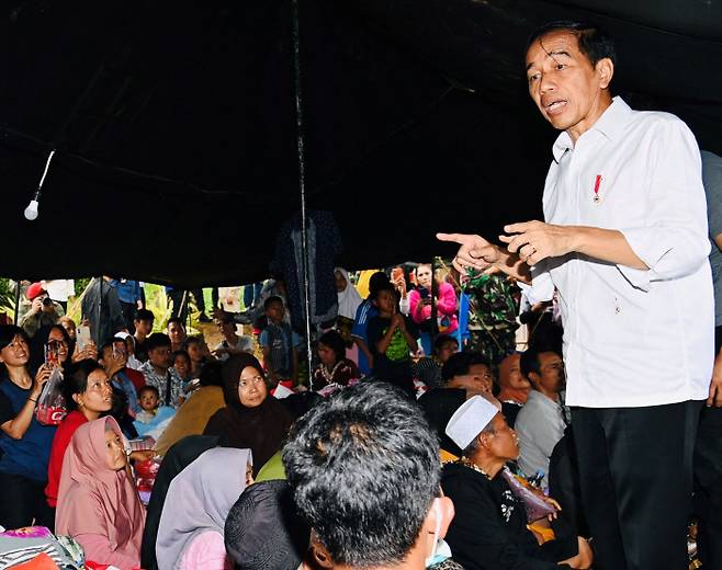 조코 위도도 인도네시아 대통령이 지난해 11월24일 지진으로 최소 271명이 숨진 서자바주 시안주르에서 주민들을 만나고 있다. AFP연합뉴스