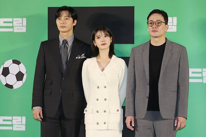 Actors Park Seo-joon, IU, director Lee Byeong-heon of “Dream” pose for a photo during a press conference held in Seoul, Thursday. (Yonhap)