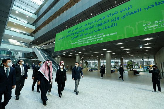 Saudi Arabia's Minister of Municipality and Rural Affairs and Housing Majed bin Abdullah Al-Hogail, fourth from left, during his visit to Naver's office building in Seongnam, Gyeonggi, on Nov. 29, 2022 [NAVER]