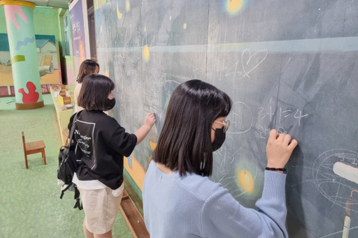 시흥 신일초등학교는 학생, 학부모, 교사가 ‘자발적 표현과 공감 형성’이라는 주제를 가지고 학부모 상담 기간 동안 공공미술가 황성보 화가와 협업을 통해 미술 전시회를 개최한다. 신일초 제공