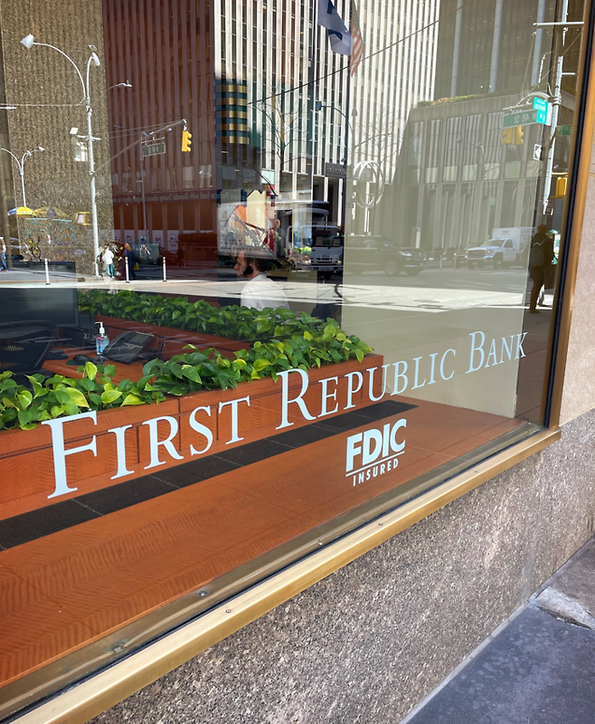 ‘FDIC 예금 보험’ 안내 문구가 그려진 뉴욕 맨해튼 소재 퍼스트리퍼블릭뱅크 지점 창가/사진=김인오 기자