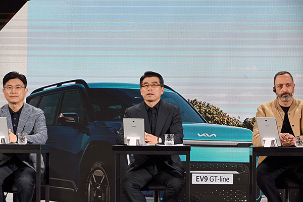 Kia Corp. Chief Executive Officer Ho Sung Song, middle [Photo provided by Kia]