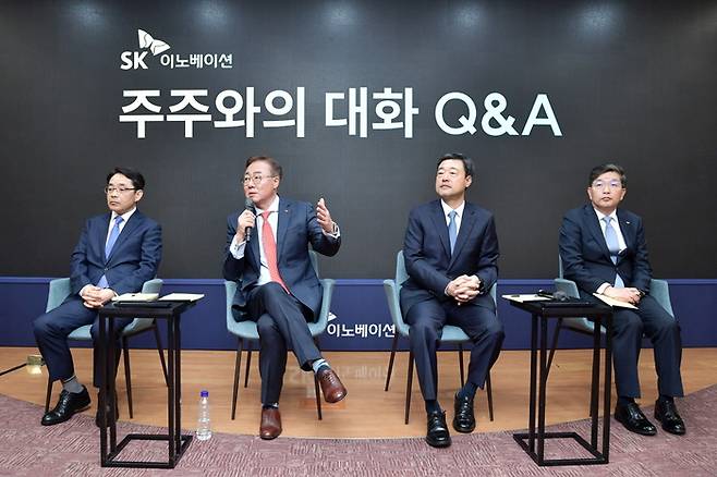 김양섭 SK이노베이션 재무부문장(왼쪽부터), 김준 SK이노베이션 부회장, 지동섭 SK온 사장, 나경수 SK지오센트릭 사장이 30일 진행된 ‘주주와의 대화’에서 주주들과 대화를 하고 있다. [사진 출처 = SK이노베이션]