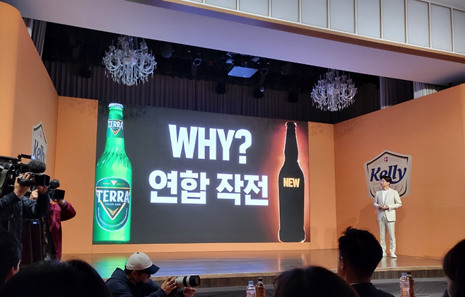 하이트진로가 30일 서울 종로구 삼청각에서 오는 4월 4일 출시되는 맥주 신제품 ‘켈리’를 선공개했다. 기존 주력 제품 ‘테라’와 함께 다양한 고객층을 사로잡아 맥주 시장에서도 1위를 탈환하겠다는 목표다. <송경은 기자>