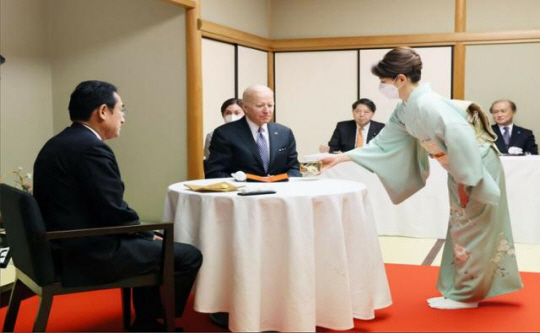 기시다 후미오(사진 왼쪽) 일본 총리와 조 바이든(가운데) 미국 대통령이 23일 도쿄의 ‘핫포엔’에서 만찬을 하기에 앞서 총리 부인인 유코(오른쪽) 여사가 직접 전통 다도 방식으로 차를 우려내 대접하고 있다. 일본 총리 관저 홍보실
