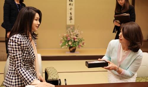 윤석열 대통령과 1박 2일간의 일정으로 일본을 방문한 김건희 여사가 지난 16일 총리 공저에서 기시다 후미오 일본 총리 부인 기시다 유코 여사를 만난 모습. [연합]