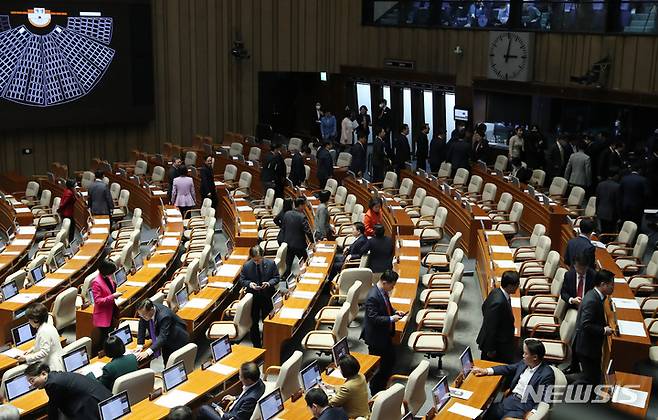 [서울=뉴시스] 이영환 기자 = 30일 오후 서울 여의도 국회 본회의장에서 열린 제404회 국회(임시회) 제2차 본회의에서 방송통신위원회 위원(최민희) 추천안 표결이 진행되자 국민의힘 의원들이 본회의장을 나서고 있다. 2023.03.30. 20hwan@newsis.com
