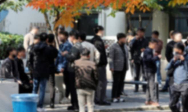서울 시내 한 흡연구역에서 일부 시민들이 흡연을 하고 있다. 뉴스1