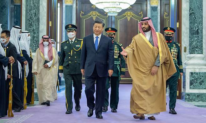 지난 2022년 12월 8일(현지시간) 사우디아라비아를 방문한 시진핑 중국 국가주석(가운데 왼쪽)이 수도 리야드에서 무함마드 빈 살만 사우디 왕세자(가운데 오른쪽)에게 환영받고 있다. AP연합뉴스