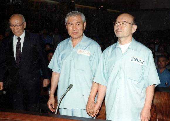 전두환(오른쪽) 전 대통령이 1996년 12·12 및 5·18 사건 항소심 선고 공판에 노태우 전 대통령과 출석한 모습.1996.9.2.서울신문 DB