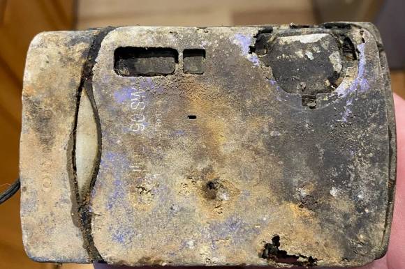 미국 여성 코랄 아마이(35)가 2010년 7월 3일(현지시간) 콜로라도주 아니마스 강에서 잃어버린 카메라. 지난 14일 낚시를 하던 스펜서 그라이너가 찾아 거의 몇 시간 만에 주인을 찾아내 화제가 되고 있다. 코랄 아마이 제공