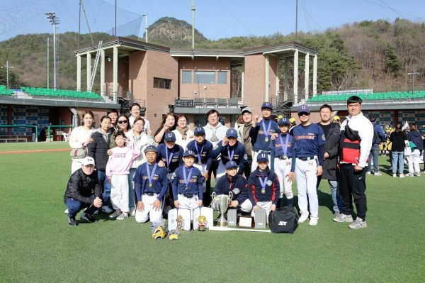 제6회 스톰배 전국유소년야구대회에서 우승한 의정부시유소년야구단. 사진제공 | 대한유소년야구연맹