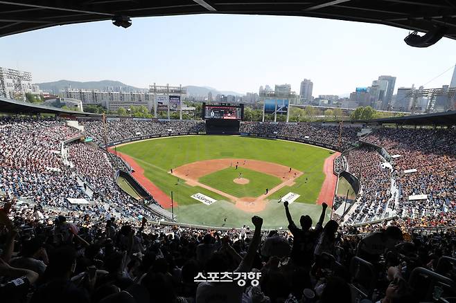 야구팬들이 어린이날인 지난해 5월5일 서울 잠실구장에서 열린 2022 KBO리그 두산과 LG의 경기를 보며 응원하고 있다. 정지윤 선임기자