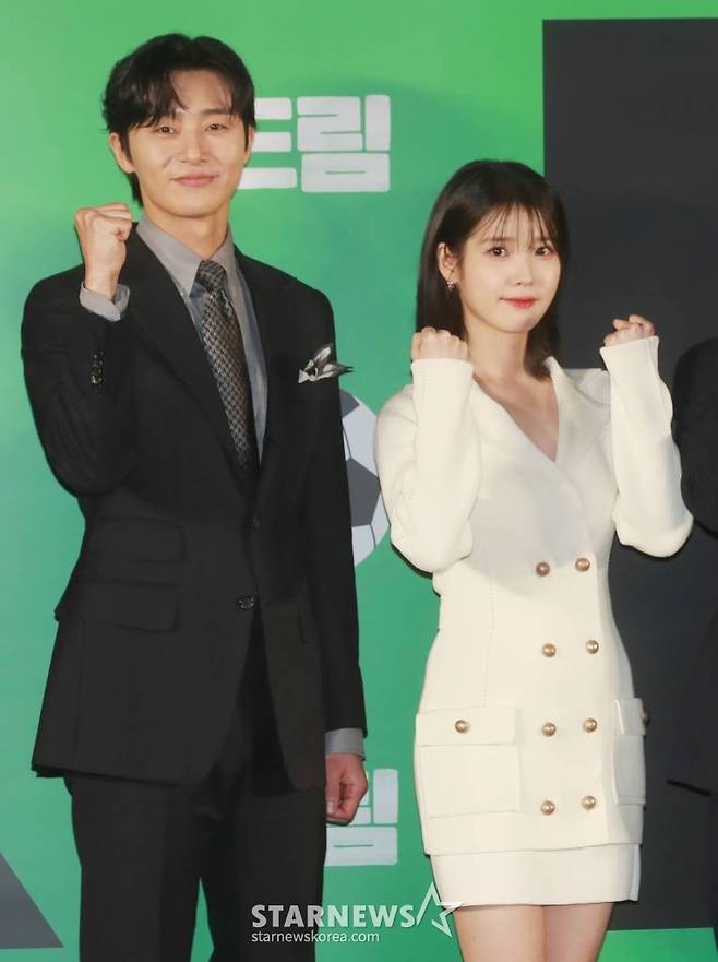 배우 박서준, 아이유가 30일 오전 서울 메가박스 성수점에서 진행된 영화 '드림'(감독 이병헌) 제잘발표회에 참석해 포즈를 취하고 있다.  개념없는 전직 축구선수 홍대(박서준)와 열정 없는 PD 소민(이지은)이 오합지졸 선수들과 홈리스 월드컵에 도전하는 이야기를 유쾌하게 그린 코미디 영화 '드림'은 4월 26일 개봉한다. /2023.03.30 /사진=이동훈 기자 photoguy@