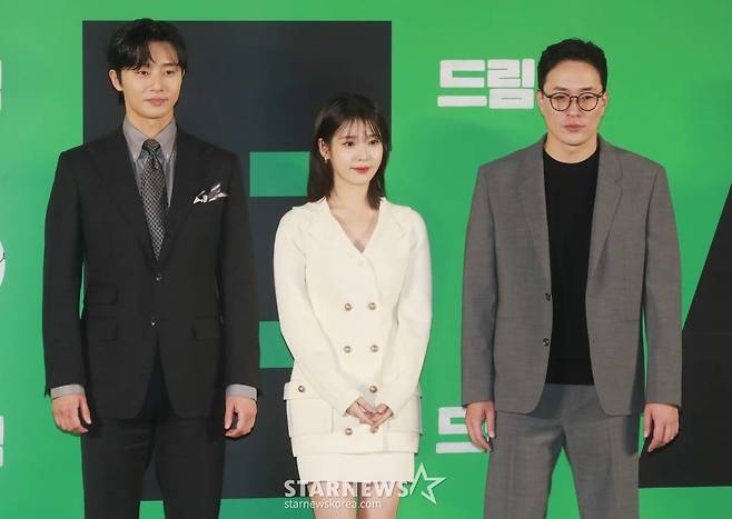 배우 박서준, 아이유, 이병헌 감독이 30일 오전 서울 메가박스 성수점에서 진행된 영화 '드림'(감독 이병헌) 제잘발표회에 참석해 포즈를 취하고 있다.  개념없는 전직 축구선수 홍대(박서준)와 열정 없는 PD 소민(이지은)이 오합지졸 선수들과 홈리스 월드컵에 도전하는 이야기를 유쾌하게 그린 코미디 영화 '드림'은 4월 26일 개봉한다. /2023.03.30 /사진=이동훈 기자 photoguy@