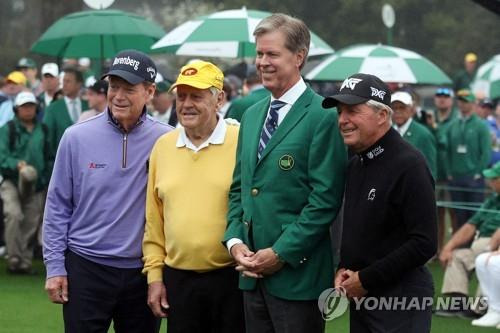 작년 마스터스 시타에 나선 니클라우스(왼쪽 두 번째)와 플레이어(오른쪽). [AFP/게티이미지=연합뉴스]