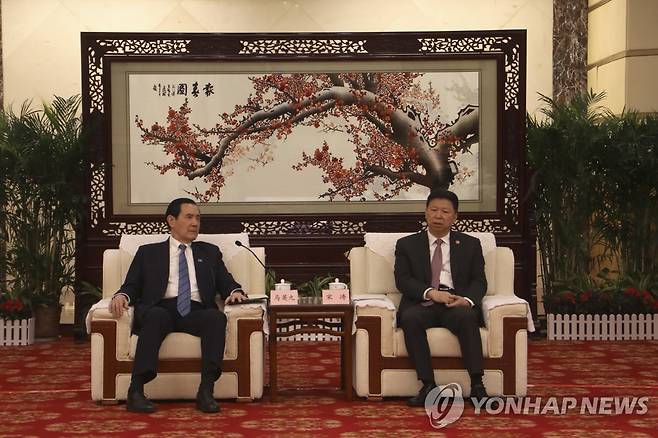 우한서 쑹타오 주임 만나는 마잉주(왼쪽) 전 대만 총통 (AP.연합뉴스)