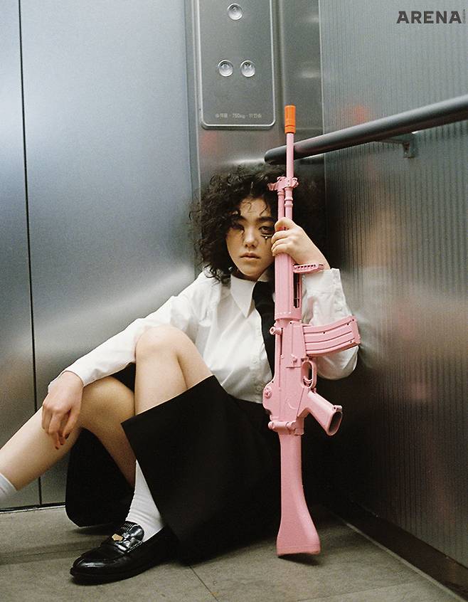 셔츠는 줄리한, 스커트와 슈즈는 모두 미우미우 제품.