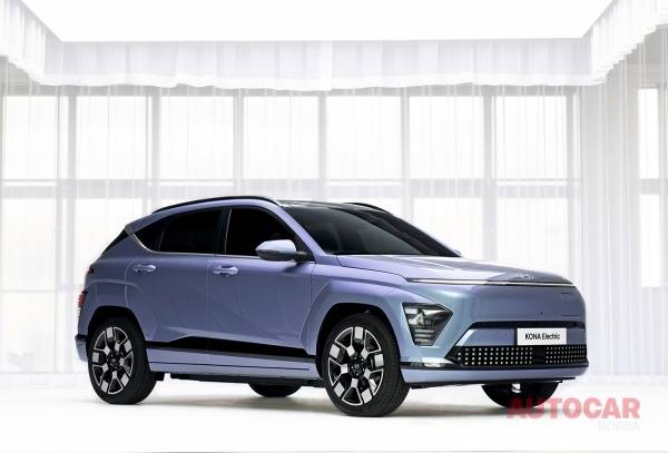 신형 코나는 전기 버전에 초점을 맞추고 트림과 소재 품질을 높이는 데 중점을 두었다