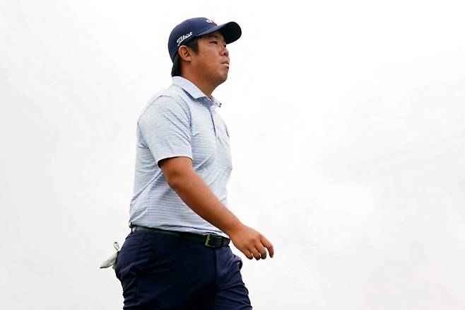 안병훈이 31일 열린 PGA 투어 발레로 텍사스 오픈 1라운드에서 홀을 이동하고 있다.(사진=AFPBBNews)