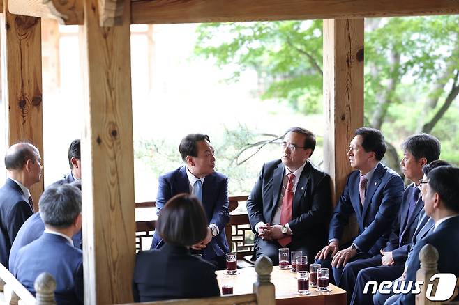 윤석열 대통령이 지난 14일 서울 삼청동에서 유럽연합(EU) 특사단으로부터 결과 보고를 받고 오찬을 함께 했다.(김기현 의원실 제공) 2022.6.15/뉴스1 ⓒ News1 허경 기자