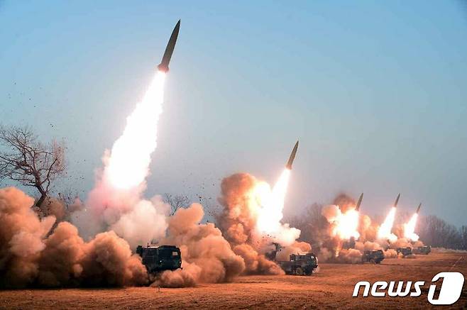 (평양 노동신문=뉴스1) = 북한 노동당 기관지 노동신문은 31일 각종 미사일을 발사했던 3월을 되돌아보며 "위대한 강철의 영장을 높이 모신 조선의 초강력, 천만 인민의 멸적의 기상과 의지가 뚜렷이 과시된 3월"이라고 의미를 부여했다. [국내에서만 사용가능. 재배포 금지. DB 금지. For Use Only in the Republic of Korea. Redistribution Prohibited] rodongphoto@news1.kr