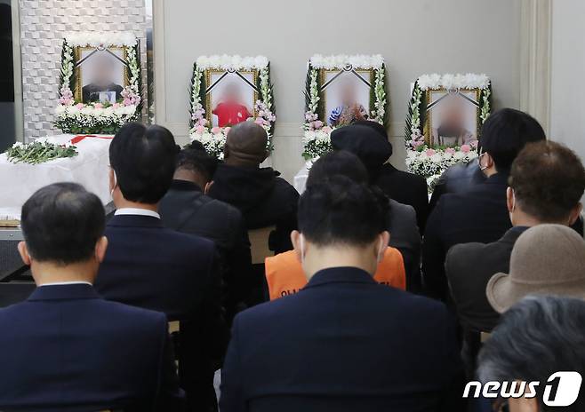 31일 오전 경기 안산시 단원구 군자장례식장에서 선부동 다세대주택 화재로 숨진 나이지리아 국적 4남매의 발인예배가 진행되고 있다. 2023.3.31/뉴스1 ⓒ News1 김영운 기자