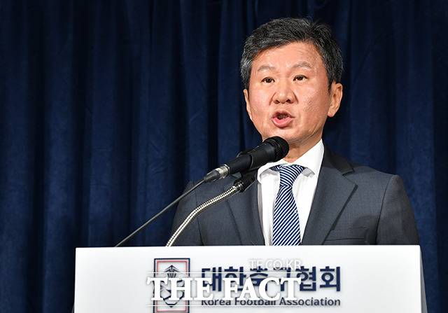 정몽규 대한축구협회 회장이 31일 오후 서울 종로구 대한축구협회 축구회관에서 열린 임시이사회를 마치고 입장문을 발표하고 있다. /박헌우 기자