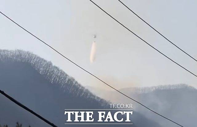 31일 산림당국은 이날 오후 3시 49분경 강원도 홍천군 두촌면 천현리 산 134-133 가리산휴양림 인근 정상부에서 산불이발생, 2시간 12분만인 이날 오후 6시 1분에 주불이 진화됐다고 밝혔다./강원소방본부