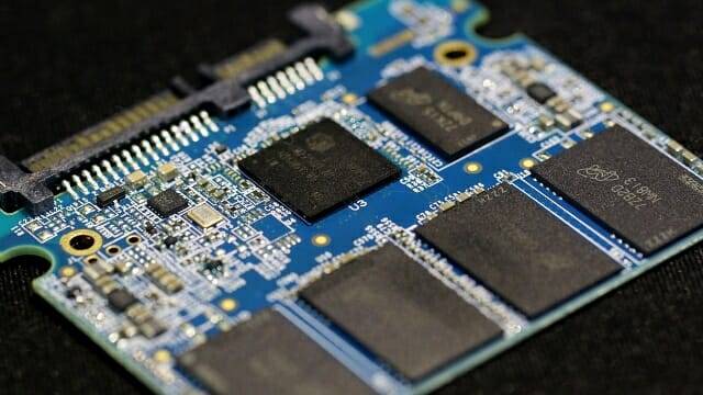 SSD는 물리적으로 작동하는 부품이 없어 기계적 충격에 강하지만 전기적 충격에는 취약하다. (사진=픽사베이)