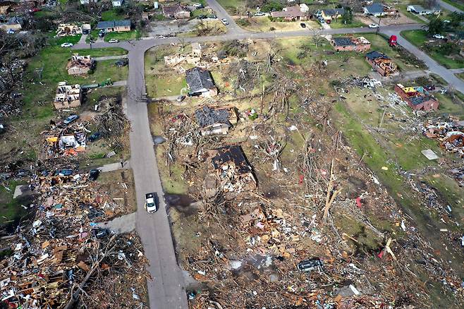 3월 26일 미국 미시시피주 롤링포크의 한 마을이 토네이도가 휩쓸고 간 뒤 집들이 형체도 없이 부서져 있다./게티이미지/AFP 연합뉴스