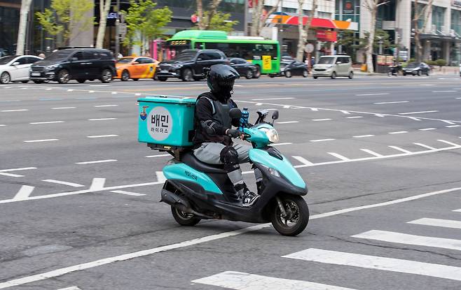 지난해 4월 12일 오후 서울 마포역 인근 배달 오토바이. /조선DB