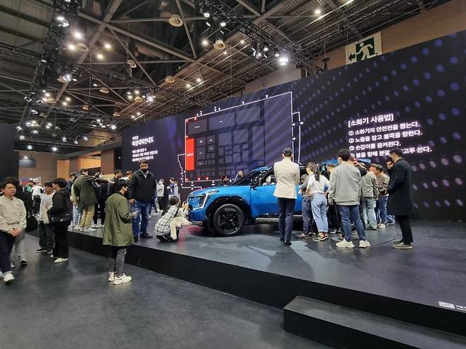 2023모빌리티쇼 기아관을 찾은 관람객들이 최초로 공개된 EV9을 구경하고 있다. ⓒ데일리안 편은지 기자