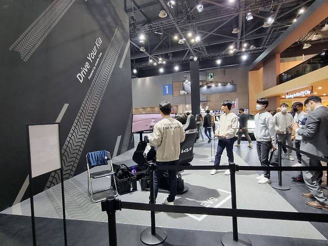 한 관람객이 서울모빌리티쇼 기아관에서 EV9 가상 체험을 하고 있다. ⓒ데일리안 편은지 기자