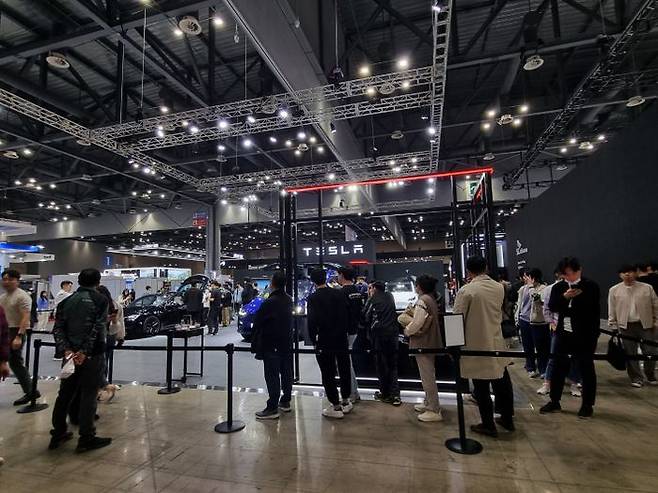 테슬라 전시관 앞에 긴 대기줄이 늘어서 있다. ⓒ데일리안 편은지 기자