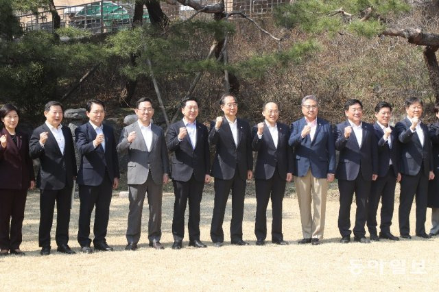 국민의힘과 대통령실, 정부 고위 인사들이 지난달 19일 서울 종로구 삼청동 국무총리 공관에서 국민의힘 새 지도부가 선출된 이후 첫 고위 당정 협의를 가졌다. 참석자들이 회의 시작 전에 ‘우리는 원팀’이라는 구호를 외치고 있다. 동아일보DB