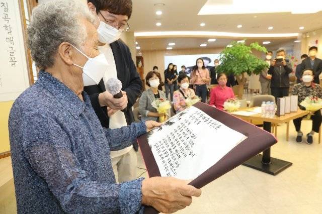 추유을 할머니가 칠곡할매 굿즈 전시회에서 칠곡할매글꼴 선언문인 ‘용민정음(用民正音)’을 낭독하고 있다. 2021.10.6. 뉴스1