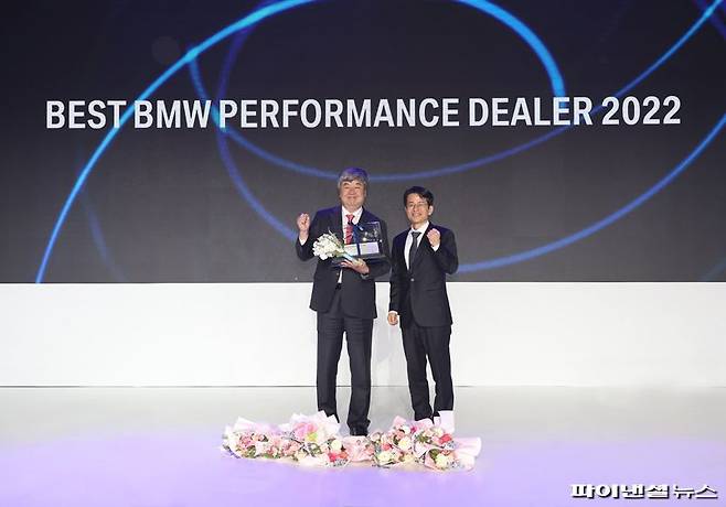 서광영 삼천리모터스 대표(왼쪽)가 지난 29일 ‘BMW 그룹 코리아 어워드 2023’에서 종합 1위 대상인 ‘베스트 퍼포먼스 딜러’를 수상한뒤 기념촬영을 하고 있다. 삼천리 제공