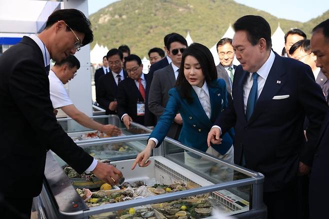 윤석열 대통령과 김건희 여사가 31일 경남 통영 영운항에서 열린 제12회 수산인의 날 기념식에 참석해 미래수출품목 부스를 둘러보고 있다. (대통령실 제공)/사진=뉴스1화상