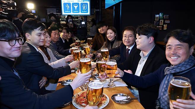 고용부 2030 자문단이 지난해 12월 16일 서울 광화문에서 이정식 장관과 함께 미래 노동시장 관련 호프 미팅을 하고 있다.