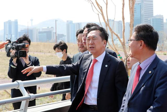 김기현 국민의힘 대표가 31일 부산 동구 북항재개발지역 내 친수공원을 방문해 2030부산세계박람회 개최 예정지를 둘러보고 있다. 부산=뉴시스