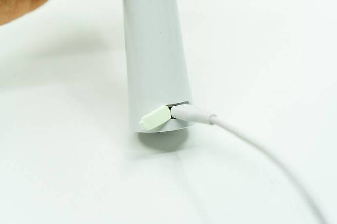 스마트폰처럼 USB-C 단자로 충전할 수 있다