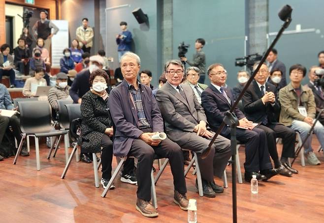 (사진 맨 앞줄 왼쪽부터) 강상옥 유족, 양성홍 유족, 김창범 4·3희생자유족회장, 고희범 4·3평화재단 이사장