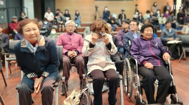 (사진 맨 앞줄 오른쪽부터) 오늘 행사에서 증언을 한 오희숙, 계숙, 기숙 유족