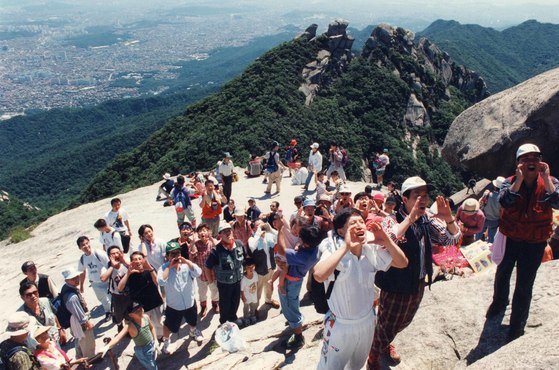 2004년 북한산 백운대의 풍경. 기념 사진 포즈도 옷차림도 지금과 사뭇 다른 모습이다. [중앙포토]