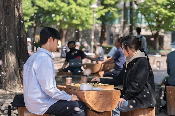 ‘더 글로리’에서 남녀 주인공이 바둑을 두는 장면. 드라마에서 바둑은 복수의 상징으로 등장한다. [사진 넷플릭스]